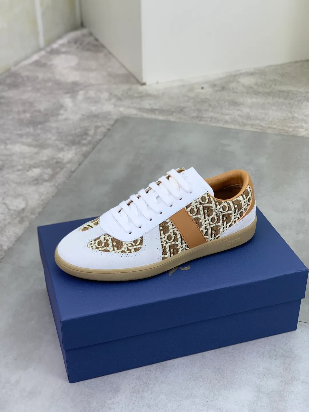 Men's shoes 💰P360 New Dior B01 moral training shoes, white first-layer cowhide, original molded outsole. New to the fall collection, this sneaker marks the return of a Dior classic, reinterpreted in a stylish and elegant silhouette. Crafted from white smooth first-grain cowhide with a tonal silk sheepskin lining, it features the Dior logo on the tongue and inner sides, and a CD icon on the heel. Paired with Tpu anti-slip soles of the same color, it can be matched with various styles to create a sophisticated look.  Code number: 38-44